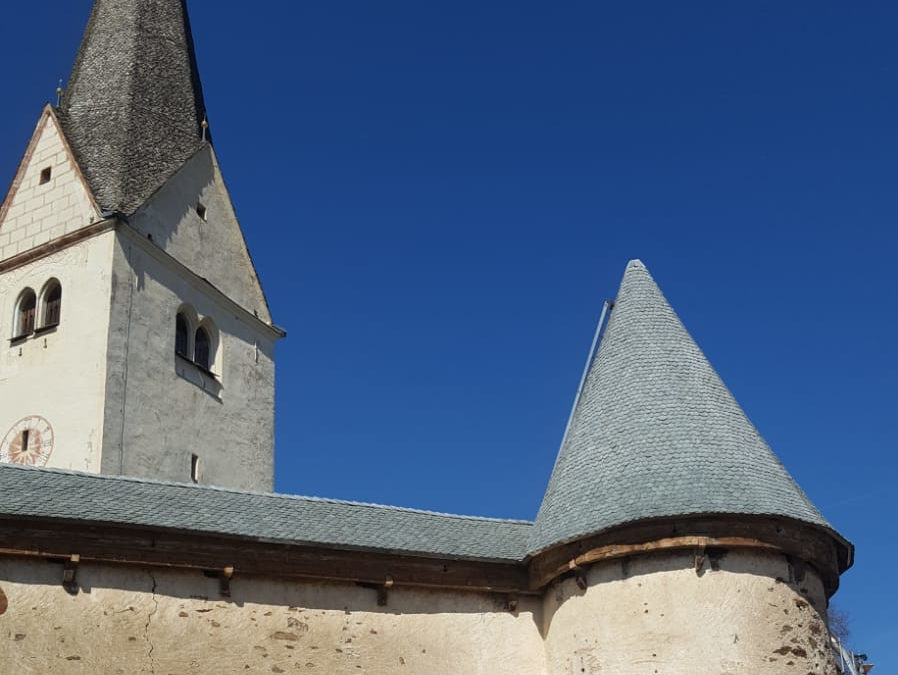 Kath. Pfarrkirche Diex Neueindeckung Wehrmauer mit Naturstein